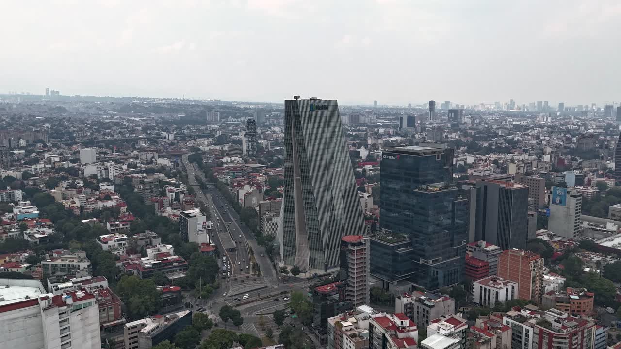 Hyperlapse of busy Insurgentes Avenue near iconic Manacar Tower on a calm day