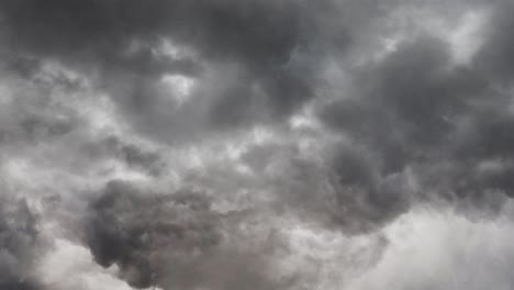 Gewitterwolken-In-Einem-Dunklen-Himmel