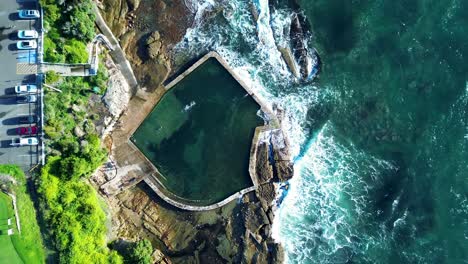 Vista-Del-Paisaje-Junto-Al-Acantilado-De-Personas-Nadando-En-Baños-De-Playa-Oceánica-A-Lo-Largo-De-La-Costa-Del-Promontorio-Randwick-Malabar-Maroubra-Sydney-Australia-Drone-Aéreo