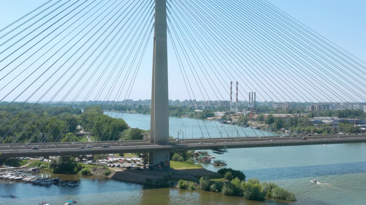 베오그라드 세르비아의 에이다 다리, 사바 강을 가로지르는 케이블 다리의 조감도