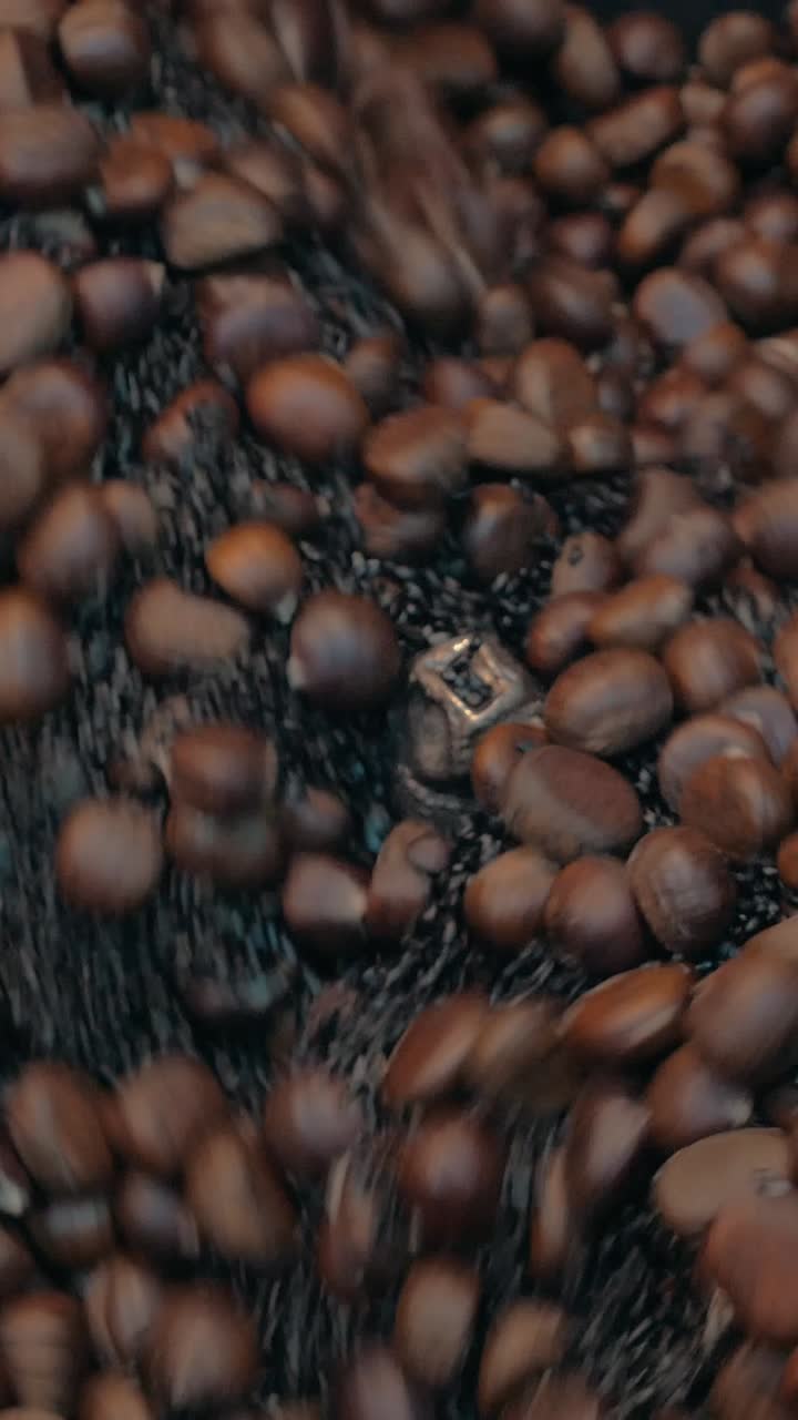 Castagne che arrostiscono in una macchina con semi di sesamo nero