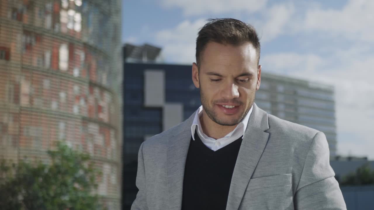 hombre de negocios caminando por la calle de la ciudad. empleado posando en la cámara al aire libre
