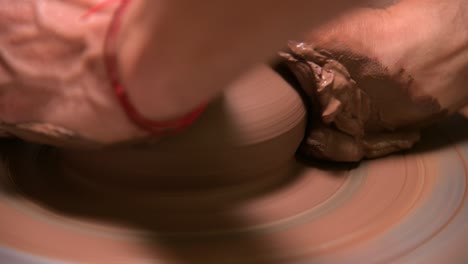 primer plano de manos masculinas haciendo un cuenco de arcilla en una rueda de alfarero. artesanía y producción de artículos de té exclusivos hechos de arcilla