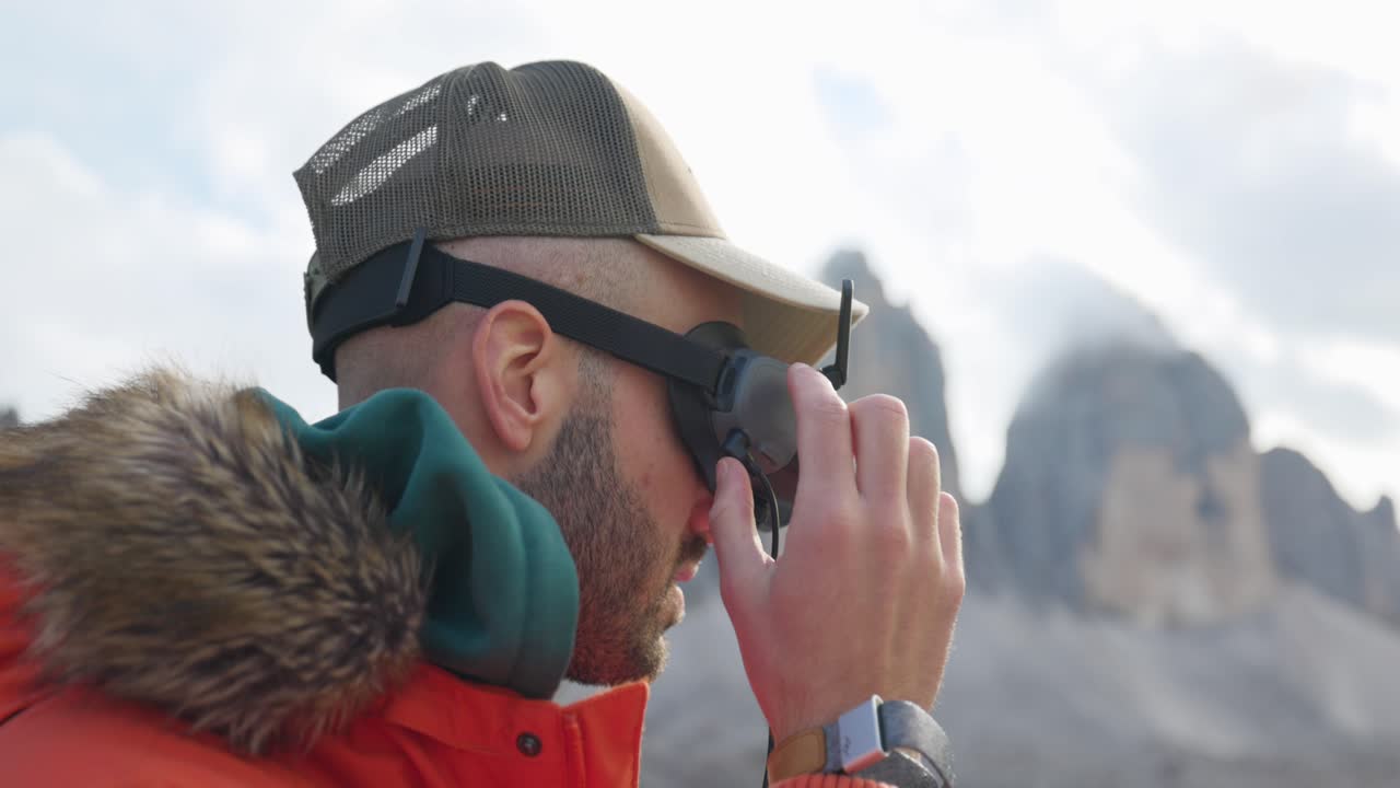 el piloto de avión no tripulado ajusta sus gafas fpv en preparación para una experiencia de vuelo inmersiva