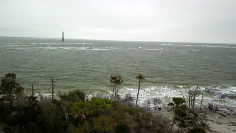 Luftaufnahme-Vom-Leuchtturm-Von-Morris-Island,-Die-Unten-Den-Folly-Beach-Freigibt