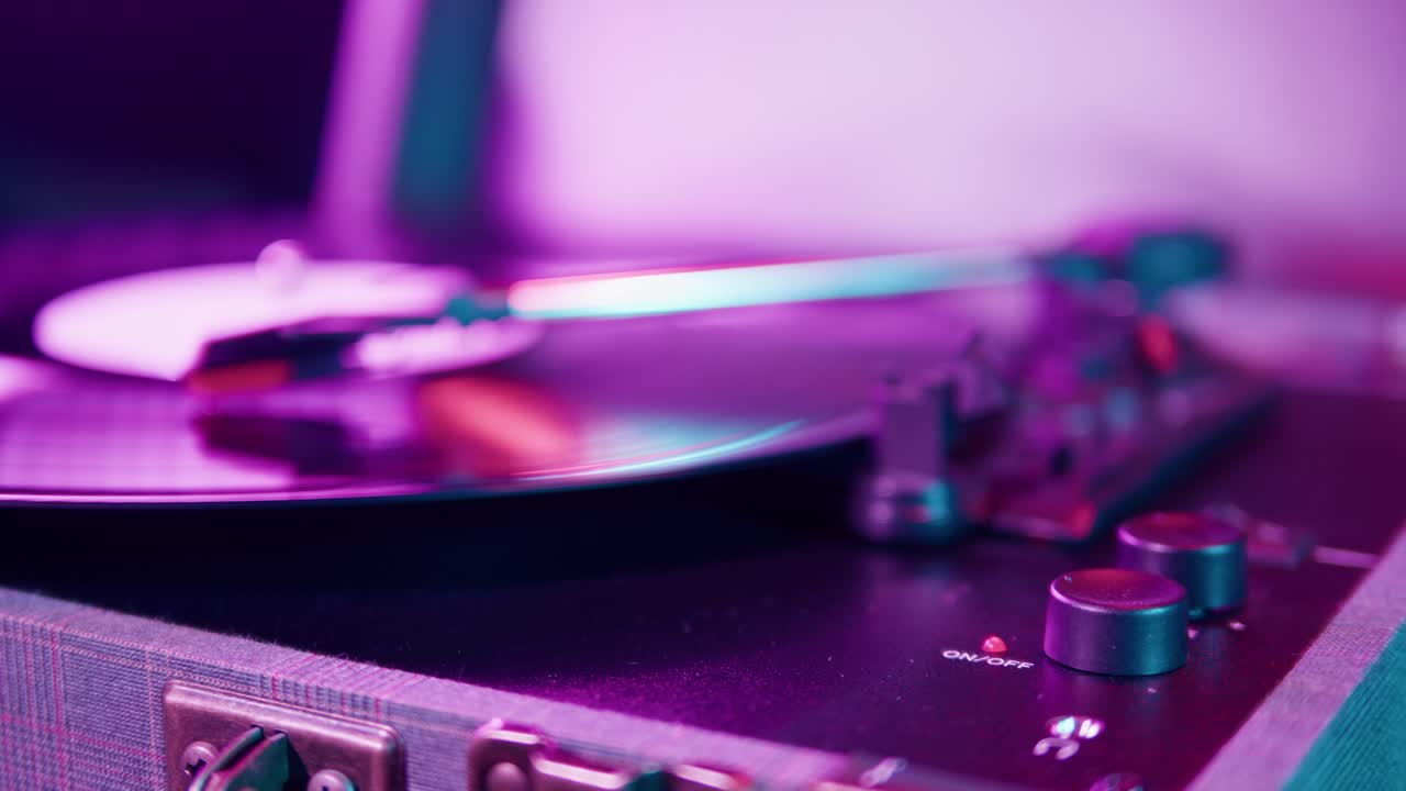Giradischi retrò che riproduce un disco in vinile con vivaci luci al neon.