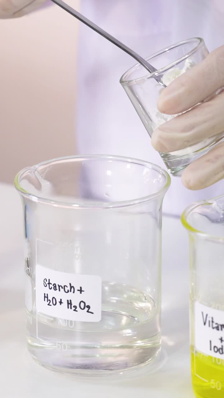 demostración de la reacción química con yodo y almidón