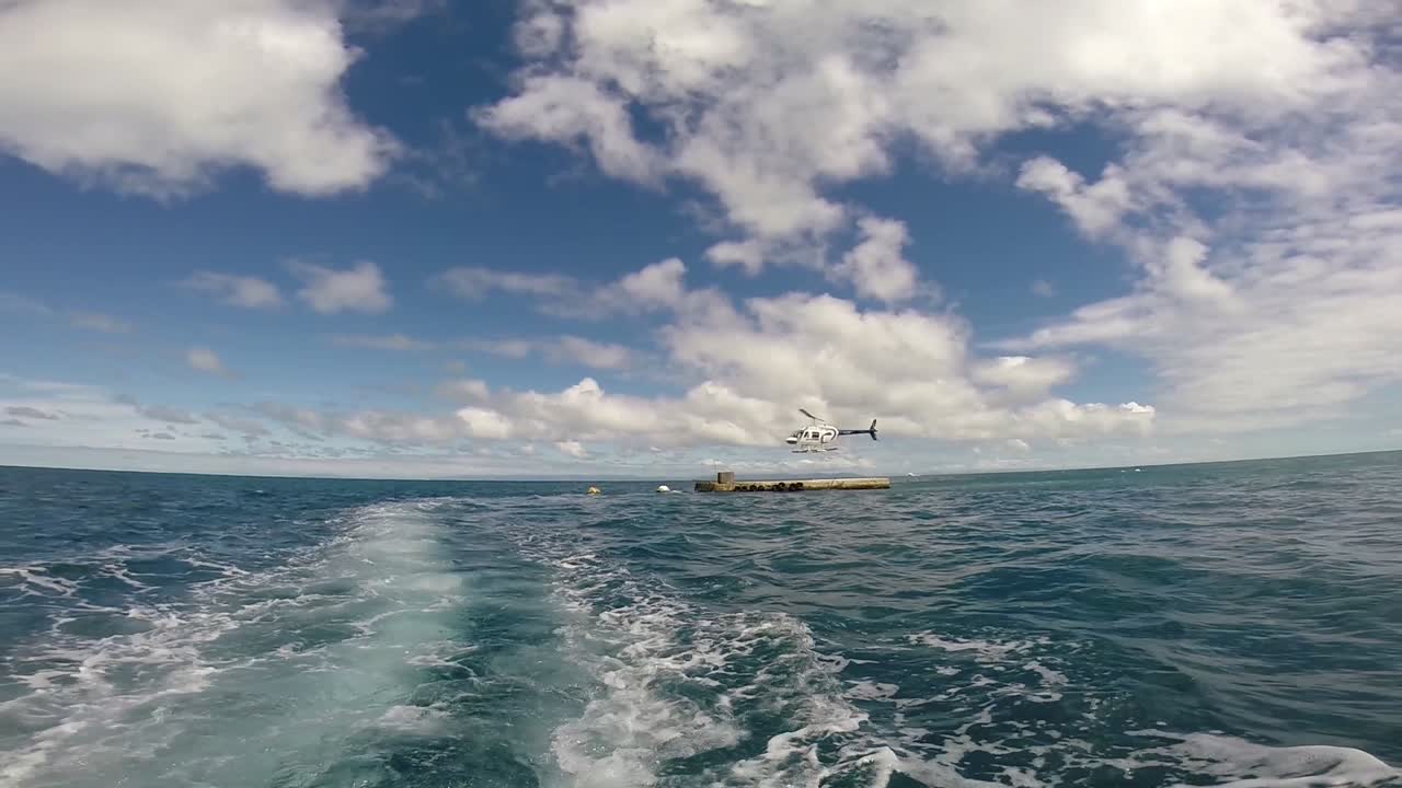 вертолет взлетает с вертолетной площадки на большом барьерном рифе в австралии.