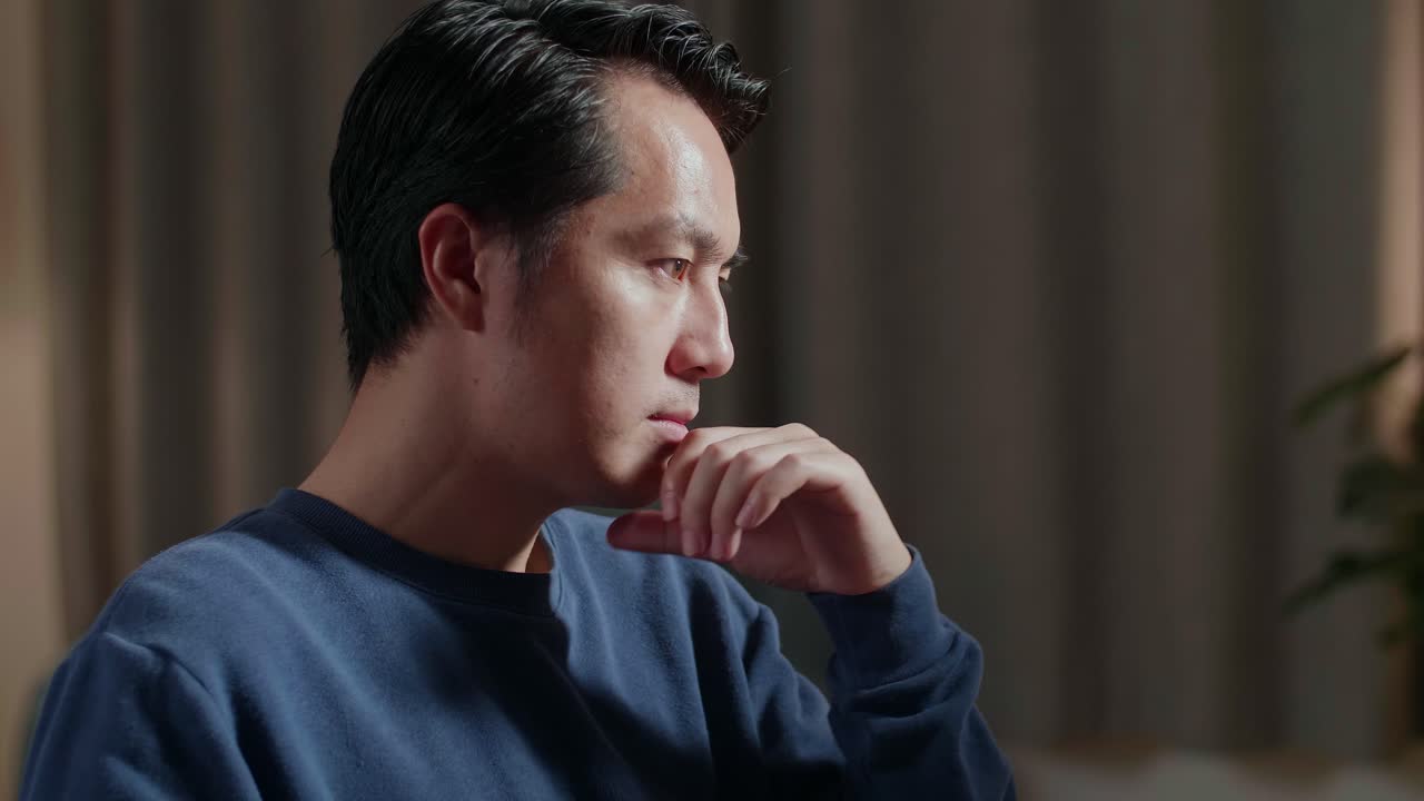 컴퓨터에 집중하는 남자