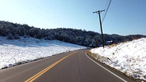 Pov-Conduciendo-En-Las-Montañas-Después-De-Una-Tormenta-De-Nieve