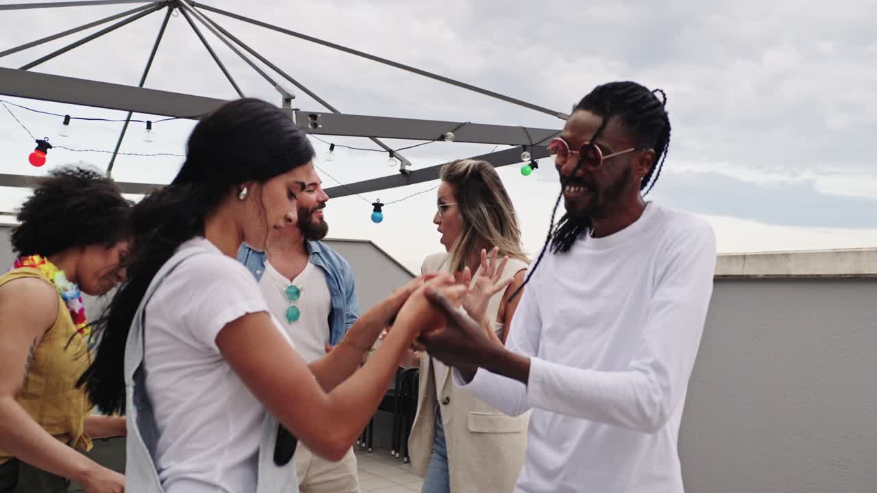 Venner der danser til en rooftop-fest