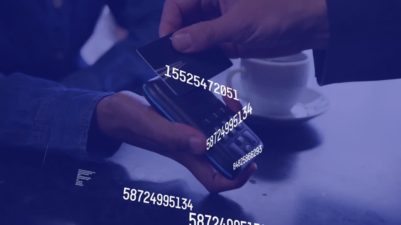 animación del procesamiento de datos sobre diversas personas que pagan con tarjeta de crédito