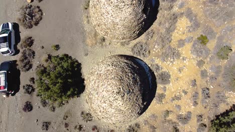 vista de arriba de los hornos en forma de colmena en los hornos de carbón de wildrose en el parque nacional del valle de la muerte, california, estados unidos