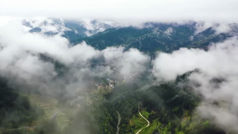 el hermoso paisaje de la nube de la comunidad de vivienda desordenada en el terreno accidentado de una ciudad montañosa