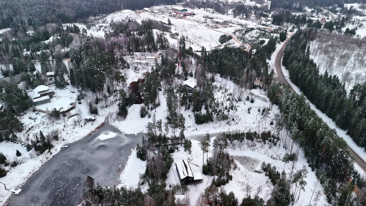 Riprese aeree con drone di un paesaggio acquatico ghiacciato con laghi, foreste e prati