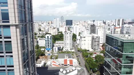 vista aérea de la avenida principal de winston churchill, grandes edificios comerciales y residenciales