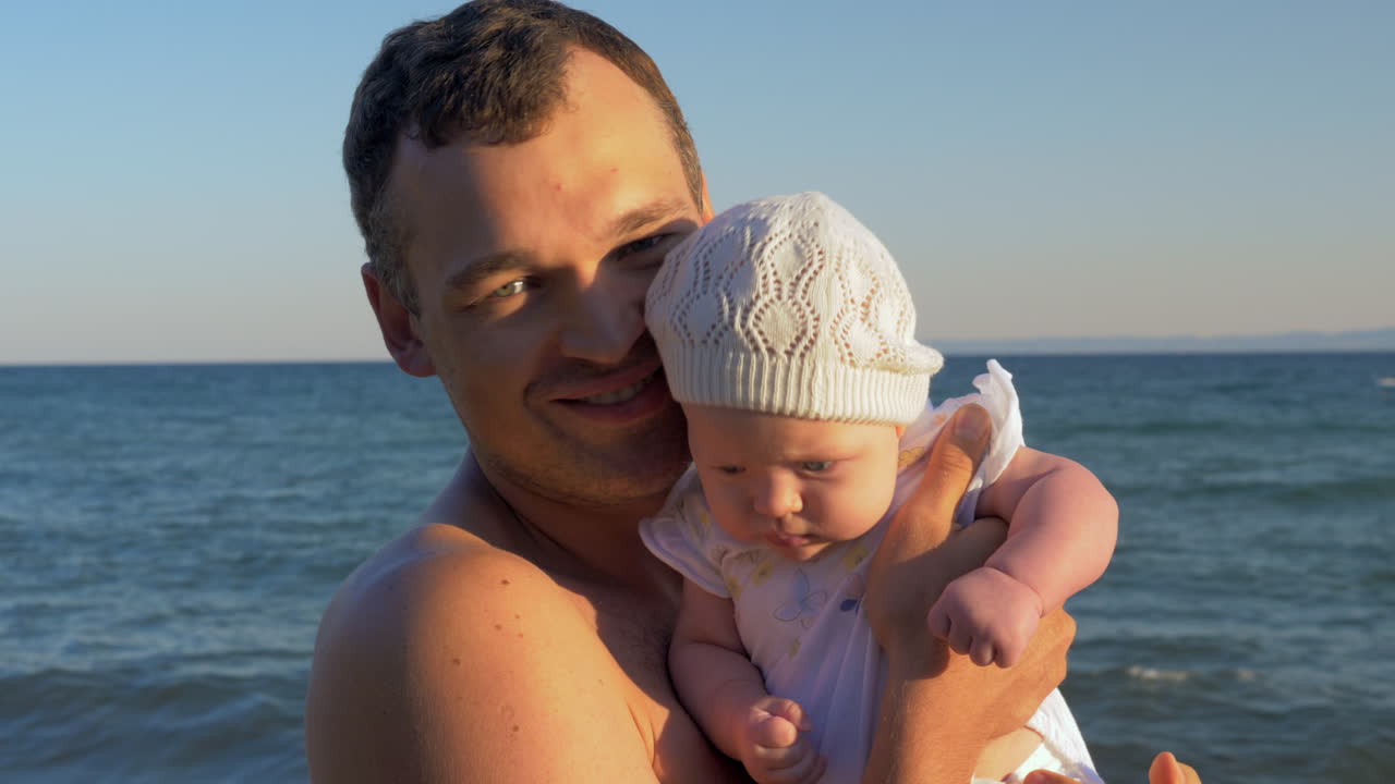 그는 아버지가 되어서 행복합니다.