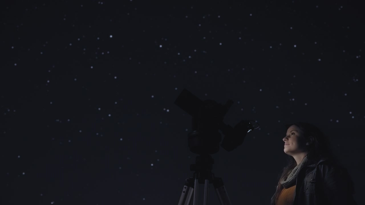 Donna che fotografa il cielo notturno