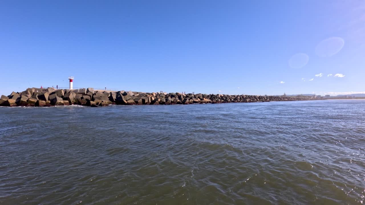 골드 코스트 의 바위 붕괴물 을 지나가는 배