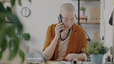 mujer de negocios en el teléfono en una oficina moderna