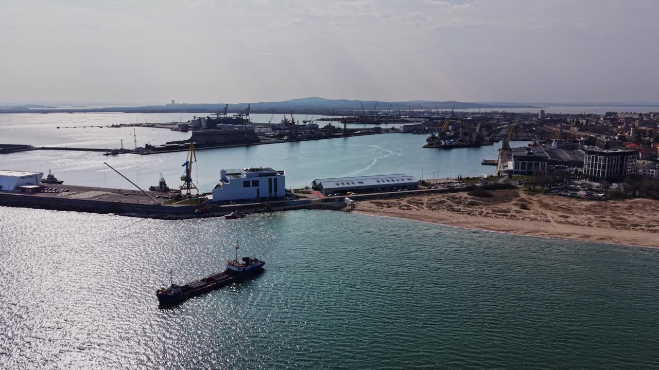 Burgaz limanı ve kıyı şeridinin panoramik hava görüntüsü