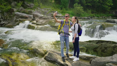 uma bela cachoeira na água das montanhas fluindo sobre as rochas