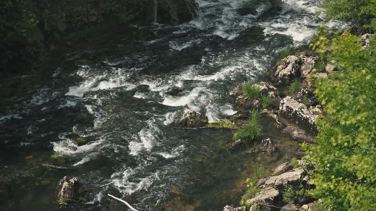Vista delle rapide impetuose e del letto roccioso del fiume Slunjčica a Rastoke, Croazia.
