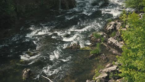 View-of-the-Slunjčica-River's-fast-flowing-rapids-and-rocky-riverbed-in-Rastoke,-Croatia