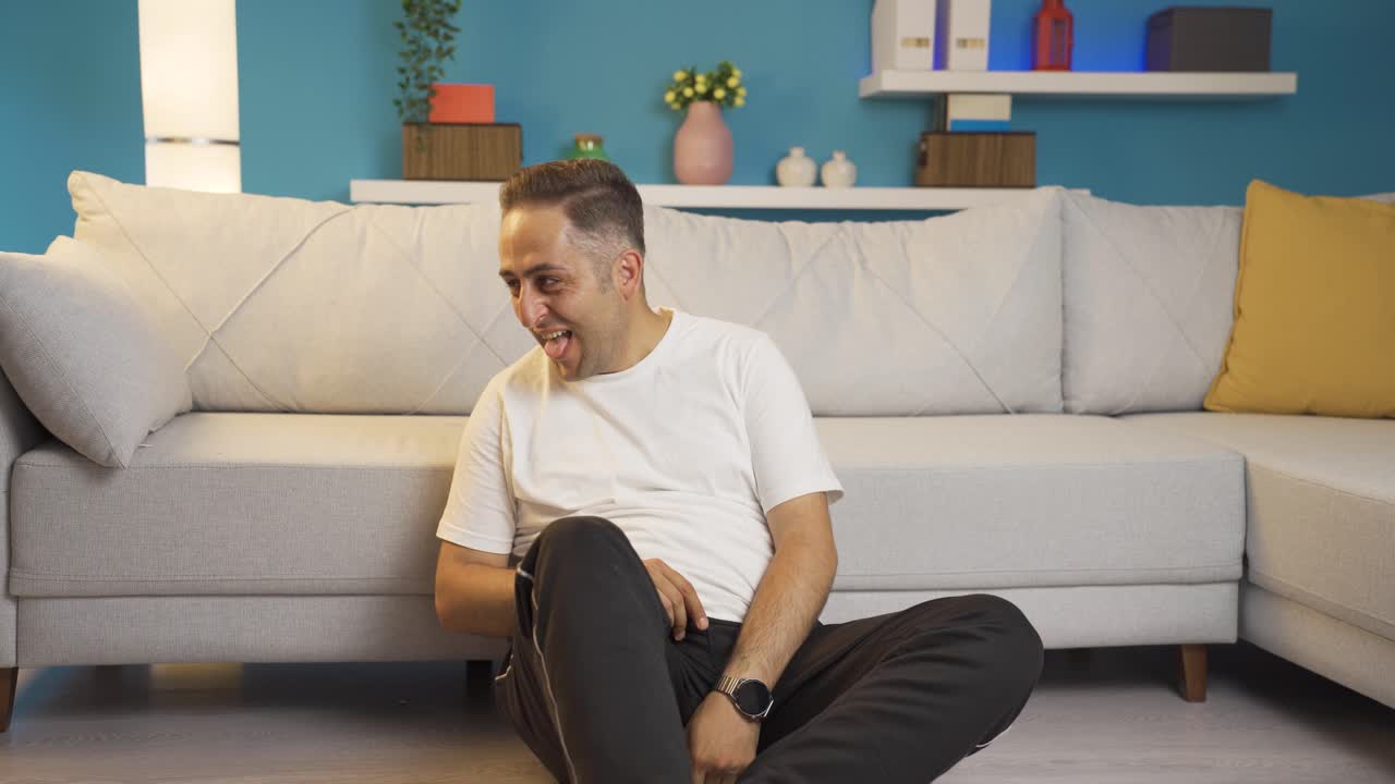 un hombre loco hablando solo.