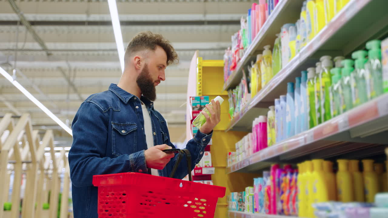 hombre comprando suministros de limpieza en un supermercado