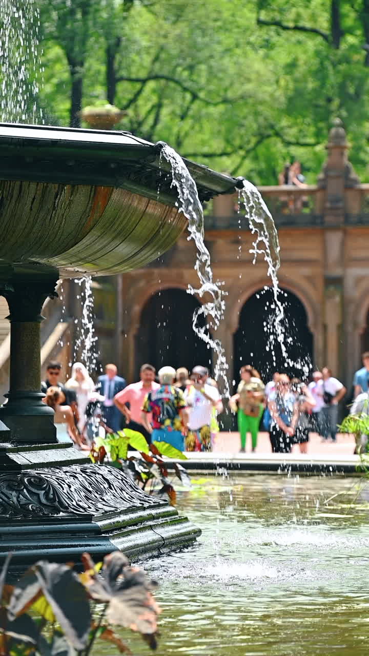 New York, USA, 1 agosto 2025: Fontana della Bethesda Terrace con visitatori a Central Park. Acqua che scorre dalla fontana della Bethesda Terrace con persone che passeggiano a Central Park, New York.