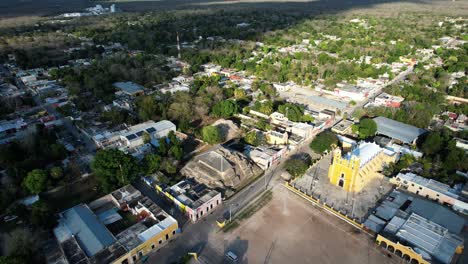 Tiro-Orbital-De-Las-Ruinas-Mayas-En-El-Pueblo-De-Acanceh-En-Yucatán,-México