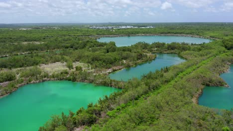 Orbita-En-El-Lago-Azul-Cap-Cana,-Agua-Verde,-Vegetación-Verde,-Lugar-Ideal-Para-Compartir