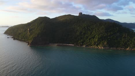 Escarpada-Isla-Deshabitada-Frente-A-La-Costa-Del-Estado-Australiano-De-Queensland