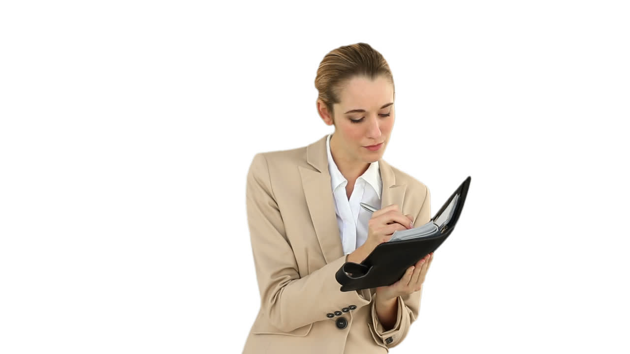 mujer de negocios escribiendo en su diario