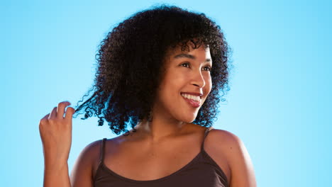 sonrisa, cabello y mujer negra con cuidado del cabello en azul