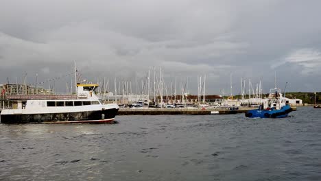 Zwei-Boote-Folgen-Einander-Beim-Segeln-Von-Links-Nach-Rechts-Auf-Dem-Plymouth-Sound-In-Der-Englischen-Grafschaft-Devon