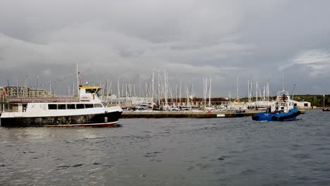 dos barcos que se siguen entre sí mientras navegan de izquierda a derecha en el estrecho de plymouth en el condado inglés de devon