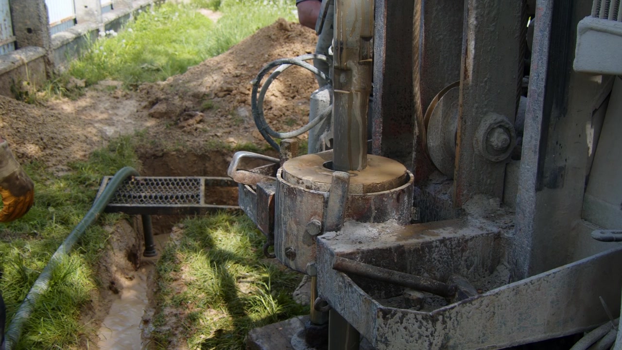 Operai che perforano un pozzo per l'accesso all'acqua in un'area rurale