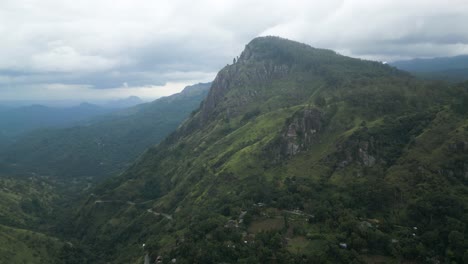 Vista-Aérea-De-Una-Montaña-Llamada-Ella-Rock-En-Un-Día-Lluvioso-En-Sri-Lanka