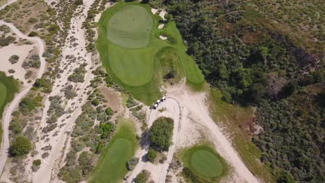 4K-Luftaufnahme-Des-Golfplatzes-Auf-Dem-Rustikalen-Canyon-Golfplatz-Im-Moorpark-In-Kalifornien-An-Einem-Warmen,-Sonnigen-Tag