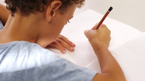 un estudiante escribiendo