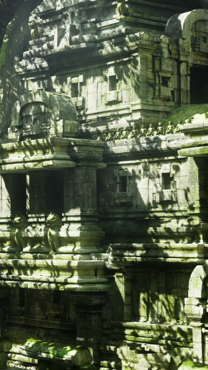 Antiche rovine di un tempio illuminate dal sole e circondate da una vegetazione lussureggiante