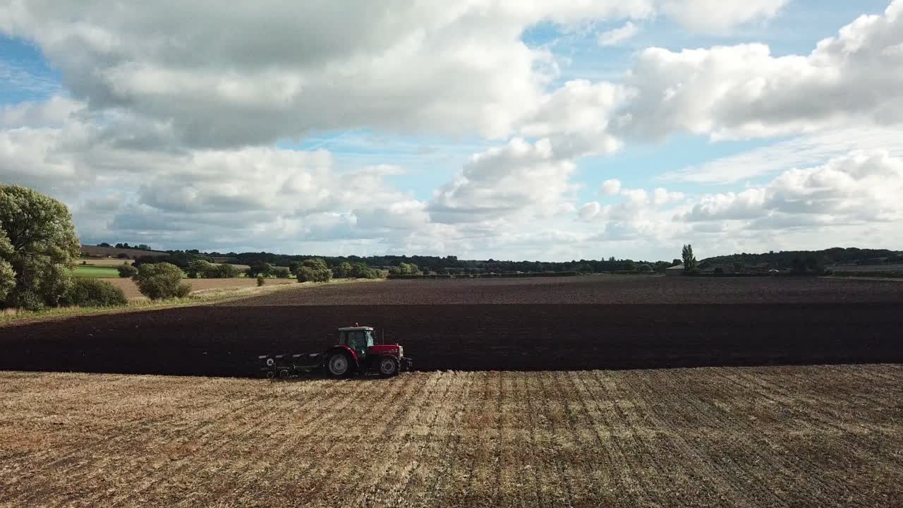 트랙터 경작지 위의 공중 영상