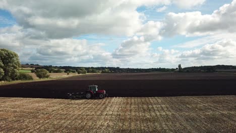 imágenes aéreas sobre el campo de arado del tractor