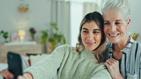 Selfie,-Amor-Y-Mujer-Con-Madre-Mayor