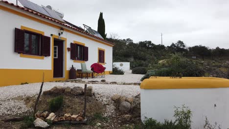 cabaña de vacaciones portuguesa con paneles solares