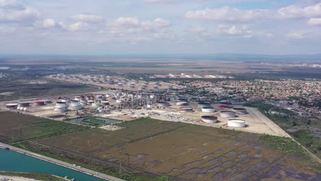 fotografía aérea de tanques de almacenamiento de petróleo y gas costa mediterránea francia día soleado