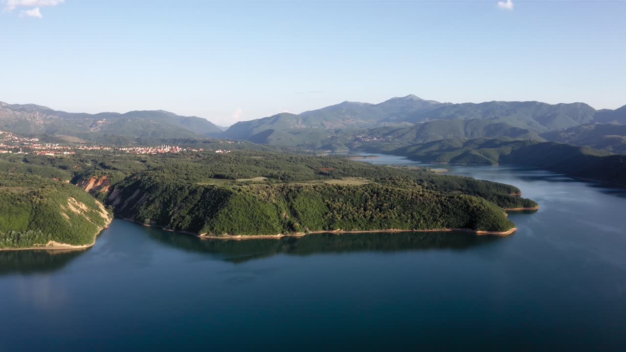 una vista panorámica de un impresionante y tranquilo lago con montañas en la distancia cerca de debar, macedonia