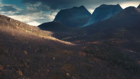 Las-Nubes-Que-Pasan-Proyectan-Sombras-Oscuras-En-El-Valle-Otoñal